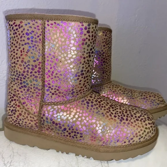 NIB UGG YOUTH 6 WOMENS 8 CLASSIC SHORT SPOTS METALLIC WINTER BOOTS CHEST…