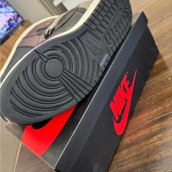 Nike Air Jordan 1 - High Mens - Army rust.