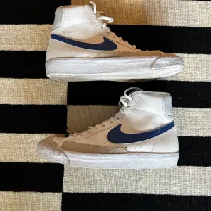 Nike Blazer BoysHigh-Top Sneakers w elastic laces