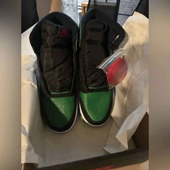 Nike Men's Black and Green Sneakers