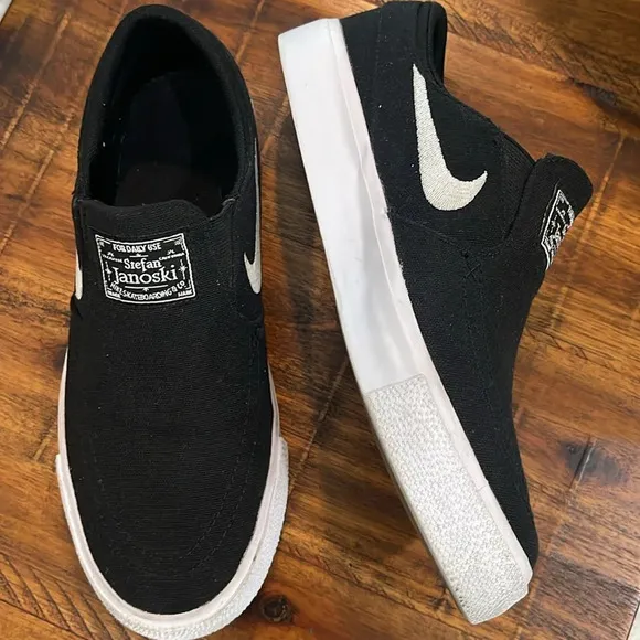 NIKE SB JANOSKI CANVAS SLIP ON SKATEBOARDING SNEAKERS BLACK  sz 5Y = 6.5 WOMENS