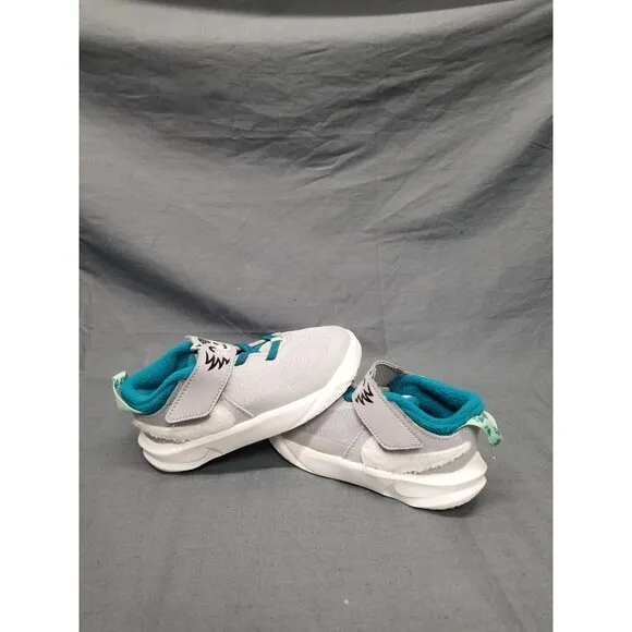Nike Toddler Team Hustle D 10 LIL Sneakers White Gray Slip  On Size 10 NEW IN BO