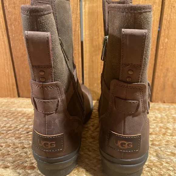 NWOB UGG Distressed Short Zip Up Boots Girls Sz 5