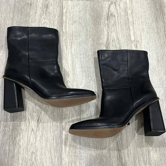 NWOB Vince Camuto leather Dantania boots 8.5