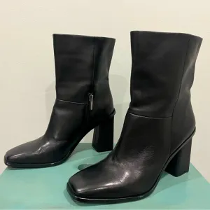 NWOB Vince Camuto leather Dantania boots 8.5