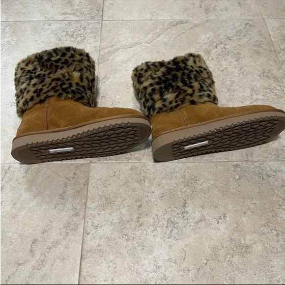 NWOT Koolaburra by UGG Dezi short cheeta sherpa lining boots. Size 6.