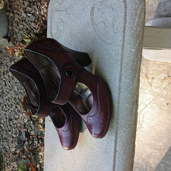 NWOT SOFFT Elegant Burgundy Mary Jane Heels sz 9.5