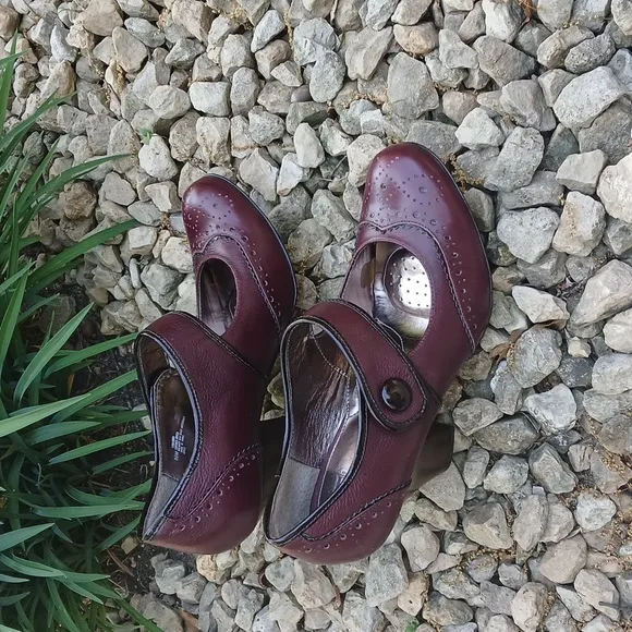 NWOT SOFFT Elegant Burgundy Mary Jane Heels sz 9.5