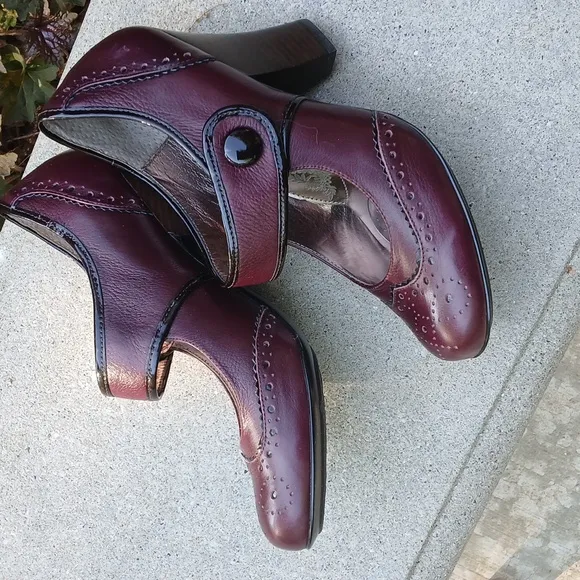 NWOT SOFFT Elegant Burgundy Mary Jane Heels sz 9.5