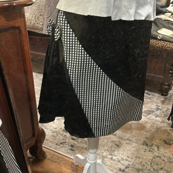 Olvi’a black and white skirt