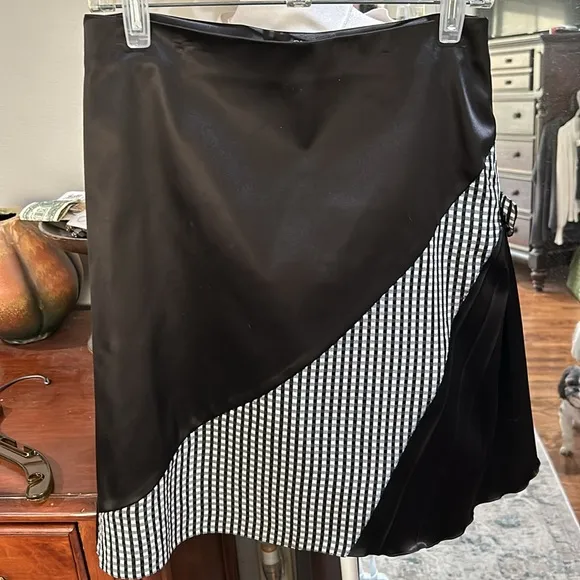 Olvi’a black and white skirt