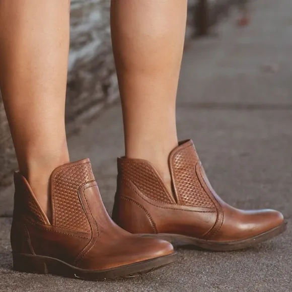 Roan Gossip Tan Napa Ankle Boots Size 6