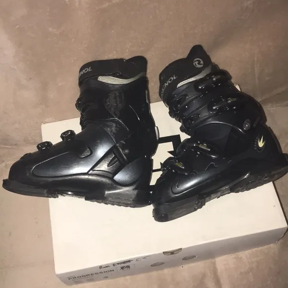 Rossignol 5.5 ski boots black and blue 💕
