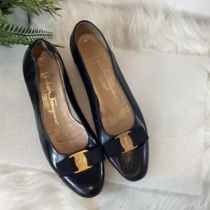 SALVATORE FERRAGAMO  BOUTIQUE ITALY PATENT LEATHER BOW KITTEN HEEL SHOES SZ 8.5