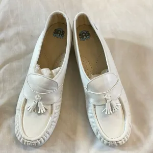 SAS MAGIC WHITE COMFORT SHOES.  NEW