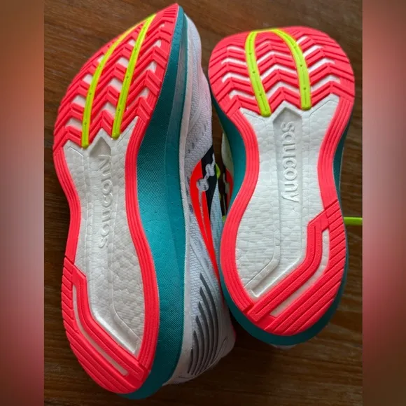 Saucony men's Running Shoes - White and Neon