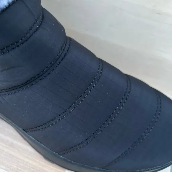 Skechers Cozy Black Boots with Faux Fur Lining Sz 8