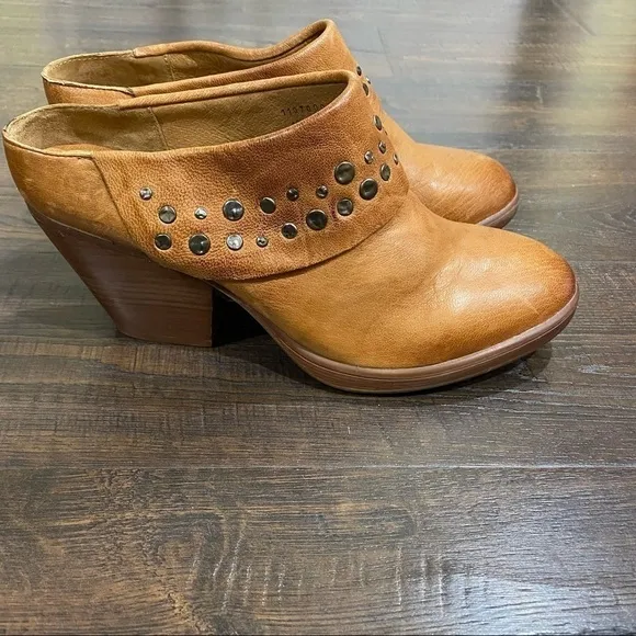 Sofft Gila Studded Leather Mule Size 7 Women