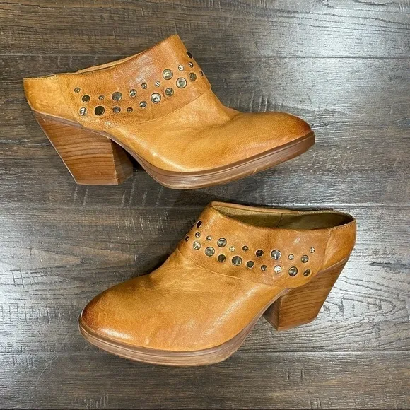 Sofft Gila Studded Leather Mule Size 7 Women