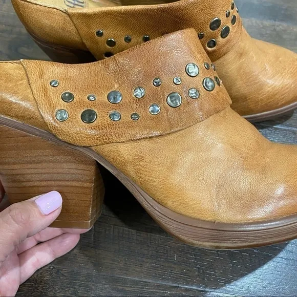 Sofft Gila Studded Leather Mule Size 7 Women