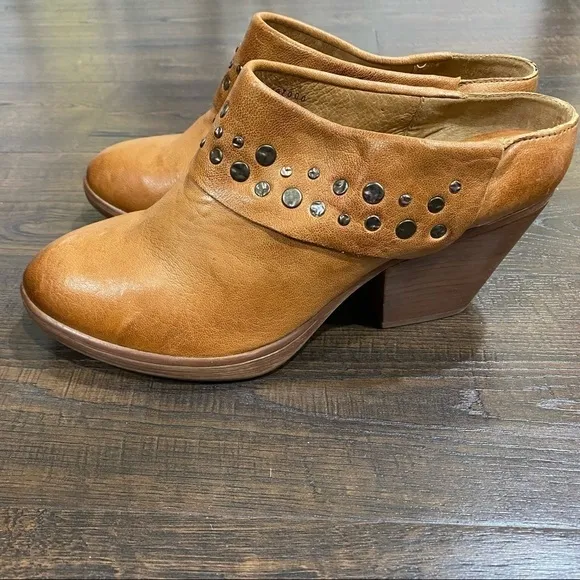 Sofft Gila Studded Leather Mule Size 7 Women