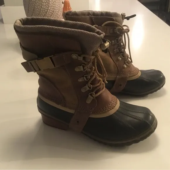 Sorel Conquest Carly Short Boots