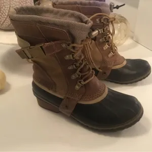 Sorel Conquest Carly Short Boots