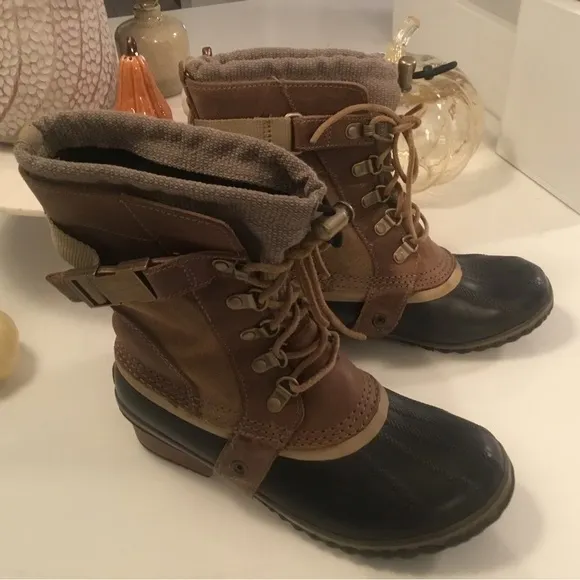 Sorel Conquest Carly Short Boots