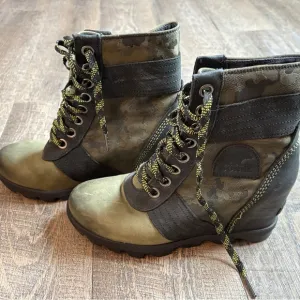 Sorel Green and Black Combat Moto Boots with Lace-Up Design