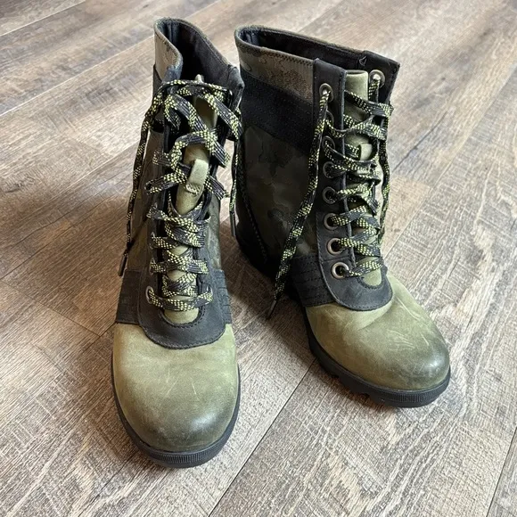 Sorel Green and Black Combat Moto Boots with Lace-Up Design
