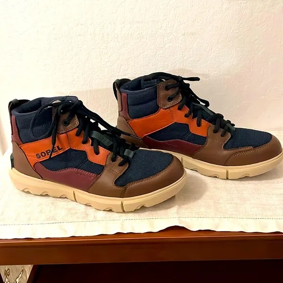 SOREL Men’s leather and canvas hightop sneaker. Almost new condition Clean shoes