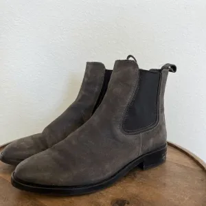 Thursday Boot Co Shadow Grey Suede Duchess Short Chelsea Boots Size 8