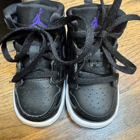 Toddler Nike Jordans !! Size 5 Black/Dark Concord/White EUC