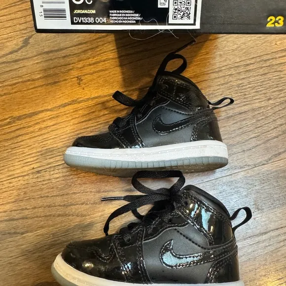 Toddler Nike Jordans !! Size 5 Black/Dark Concord/White EUC