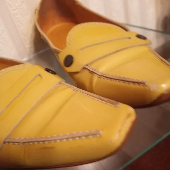 Tod's Low Heel Patent Leather Yellow Tan Slip-on Penny Loafers Size 7