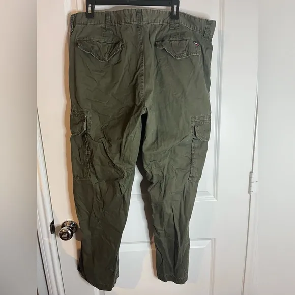 Tommy Hilfiger Men’s ArmyGreen Cargo Pants Size 38x30 Classic Utility Style