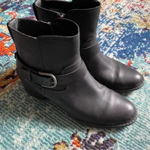 UGG Atwood Women's Short Boot - Black size 9.5