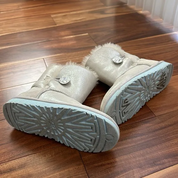 UGG AUSTRALIA DISNEY FROZEN ARENDELLE BLING BUTTON SILVER METALLIC BOOTS SIZE 4