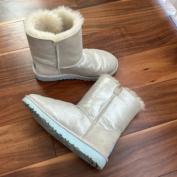 UGG AUSTRALIA DISNEY FROZEN ARENDELLE BLING BUTTON SILVER METALLIC BOOTS SIZE 4