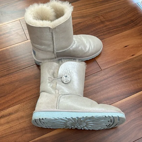 UGG AUSTRALIA DISNEY FROZEN ARENDELLE BLING BUTTON SILVER METALLIC BOOTS SIZE 4