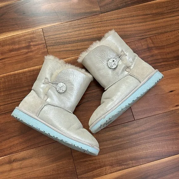 UGG AUSTRALIA DISNEY FROZEN ARENDELLE BLING BUTTON SILVER METALLIC BOOTS SIZE 4