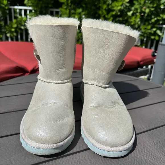 UGG AUSTRALIA DISNEY FROZEN ARENDELLE BLING BUTTON SILVER METALLIC BOOTS SIZE 4