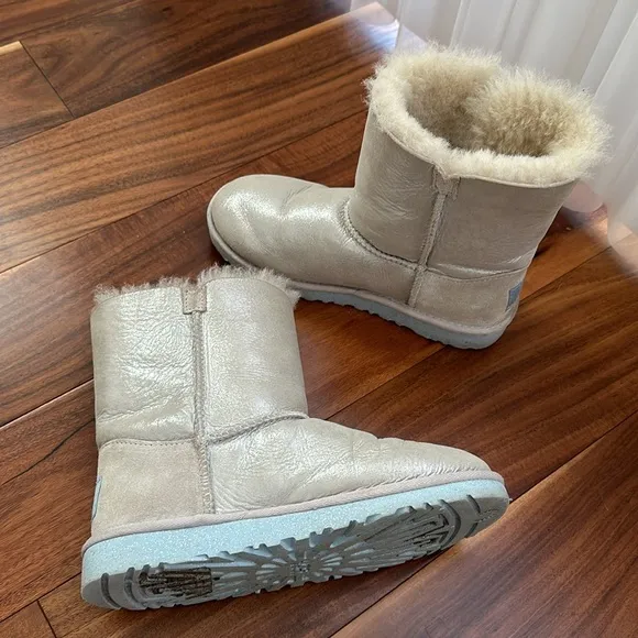 UGG AUSTRALIA DISNEY FROZEN ARENDELLE BLING BUTTON SILVER METALLIC BOOTS SIZE 4