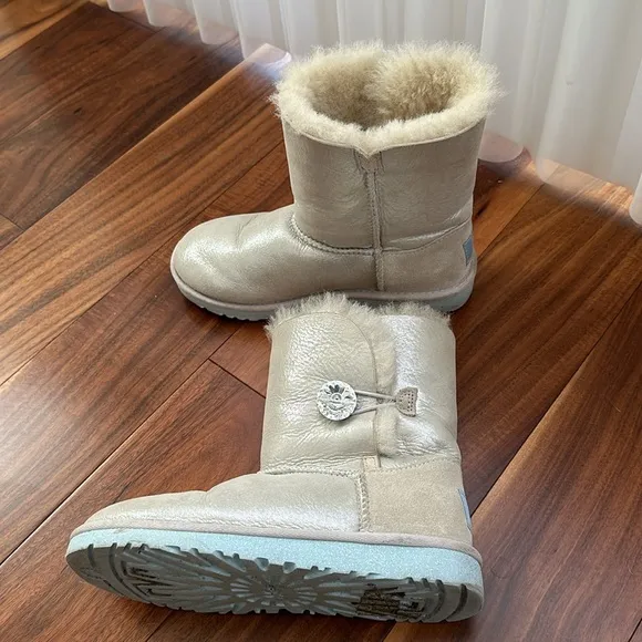 UGG AUSTRALIA DISNEY FROZEN ARENDELLE BLING BUTTON SILVER METALLIC BOOTS SIZE 4