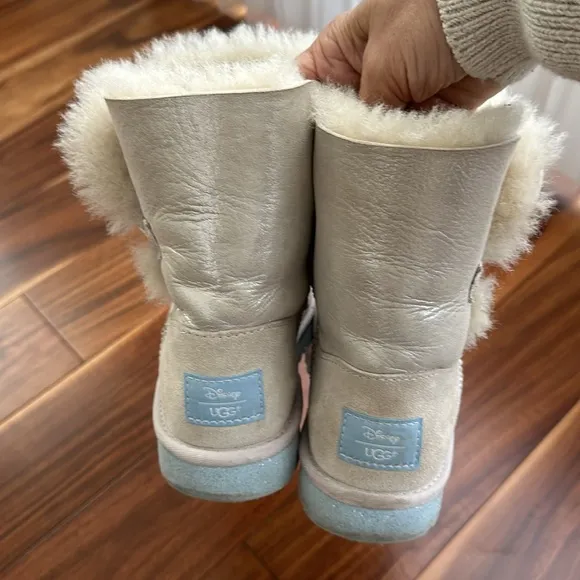 UGG AUSTRALIA DISNEY FROZEN ARENDELLE BLING BUTTON SILVER METALLIC BOOTS SIZE 4