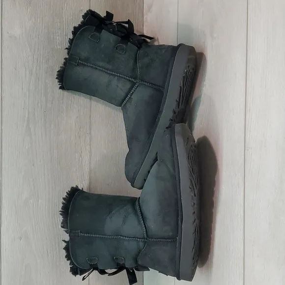 Ugg Australia Women Short Leather Sheepskin Bows Boots shoes sz 9