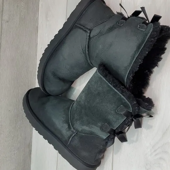 Ugg Australia Women Short Leather Sheepskin Bows Boots shoes sz 9