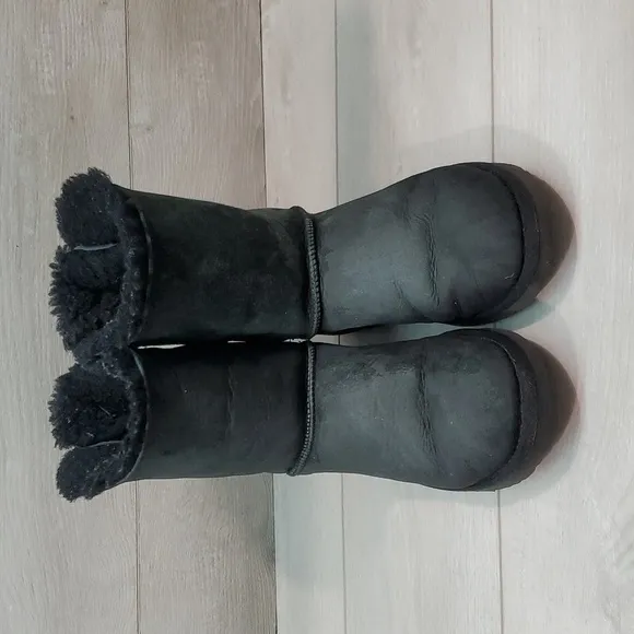 Ugg Australia Women Short Leather Sheepskin Bows Boots shoes sz 9
