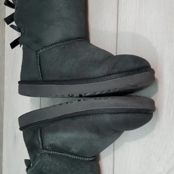 Ugg Australia Women Short Leather Sheepskin Bows Boots shoes sz 9