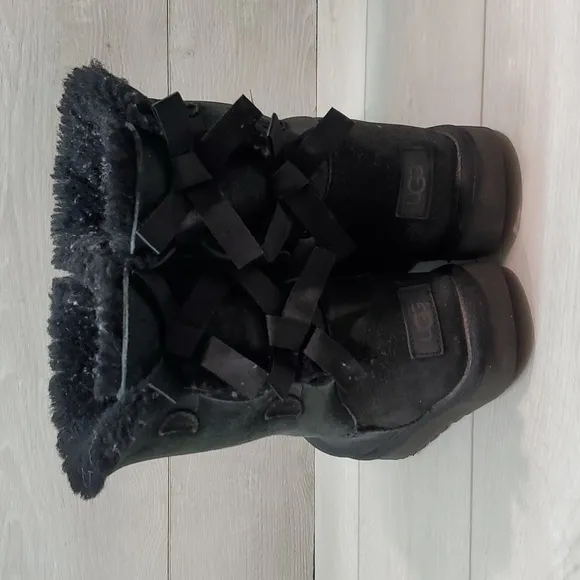 Ugg Australia Women Short Leather Sheepskin Bows Boots shoes sz 9